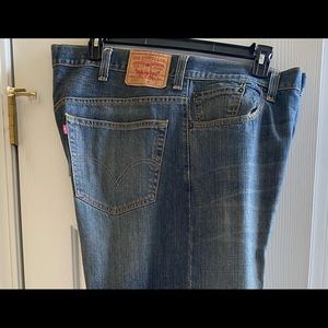 Men’s blue Jean Levi’s size 48x32